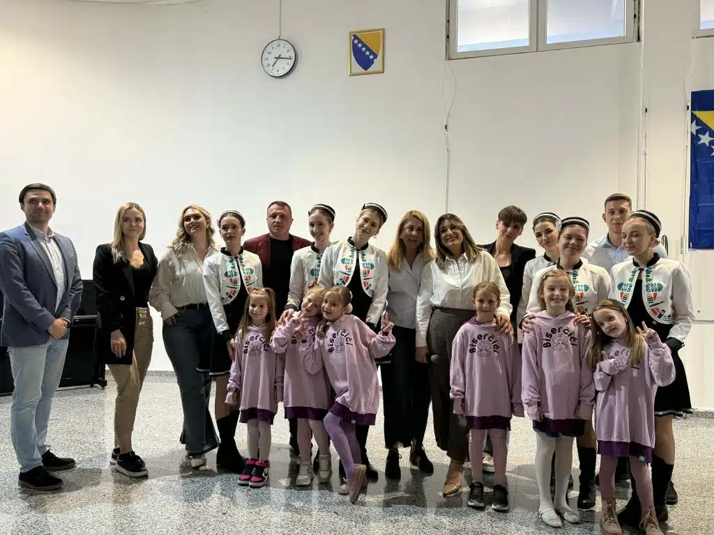 Wings of Hope“ okupio stručnjake i građane u Travniku – snažna poruka djece: „Mama, čuvaj se i brini o sebi kao što brineš o meni“