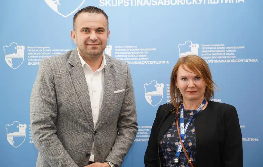 OSCE: Kontinuiranim angažmanom Skupštine SBK postignut napredak u sistemskom odgovoru na slučajeve nasilja