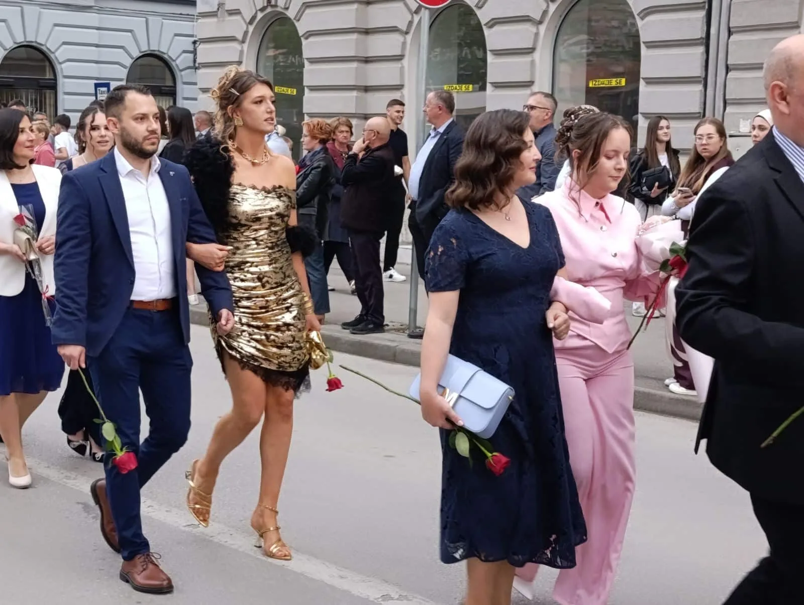 Maturanti KŠC-a “Petar Barbarić” prošetali Travnikom u svečanom defileu (FOTO)