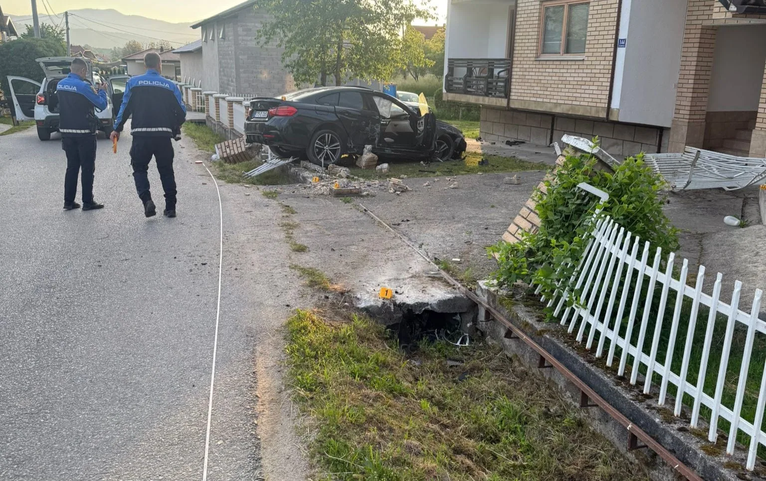 Teška saobraćajna nesreća kod Novog Travnika: Automobil završio u dvorištu kuće, dvije osobe teško povrijeđene
