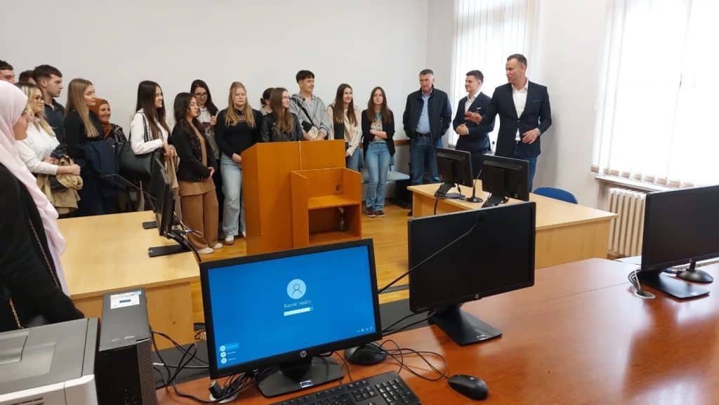 Travnički srednjoškolci iz prve ruke saznali kako izgleda rad u pravosuđu (FOTO)