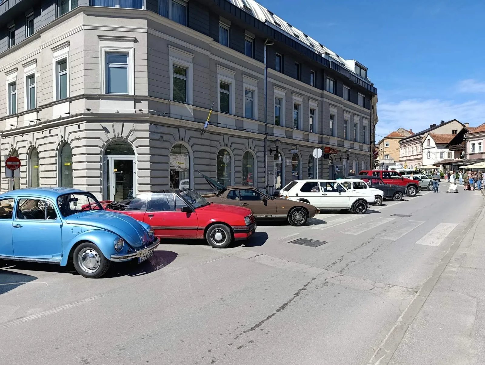 Oldtimeri danas u Travnik: Klasici na četiri točka vraćaju duh prošlih vremena (FOTO)