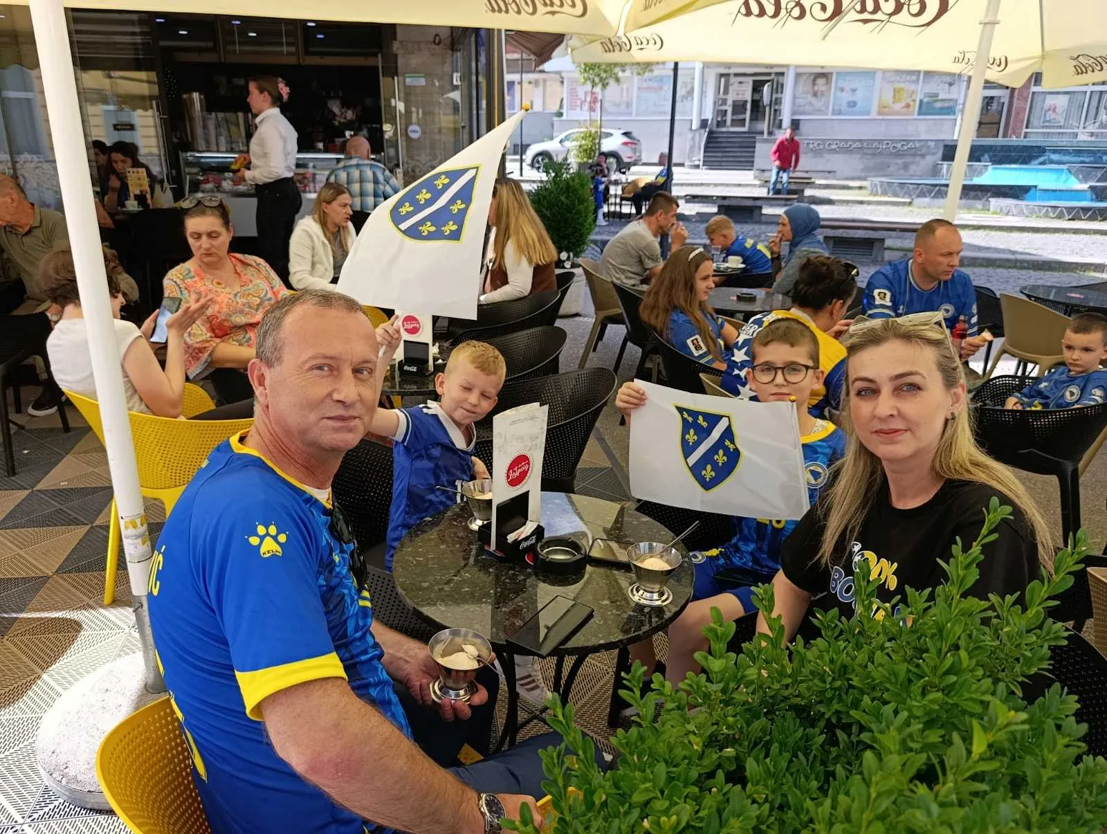 FOTOGALERIJA | Travnik trese navijačka euforija: Grad u dresovima čeka Zmajeve