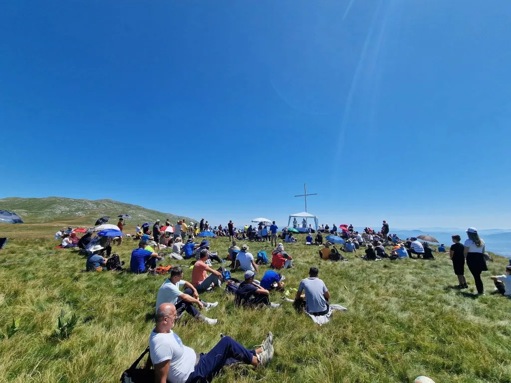 Sutra sveta misa kod križa na Vlašiću