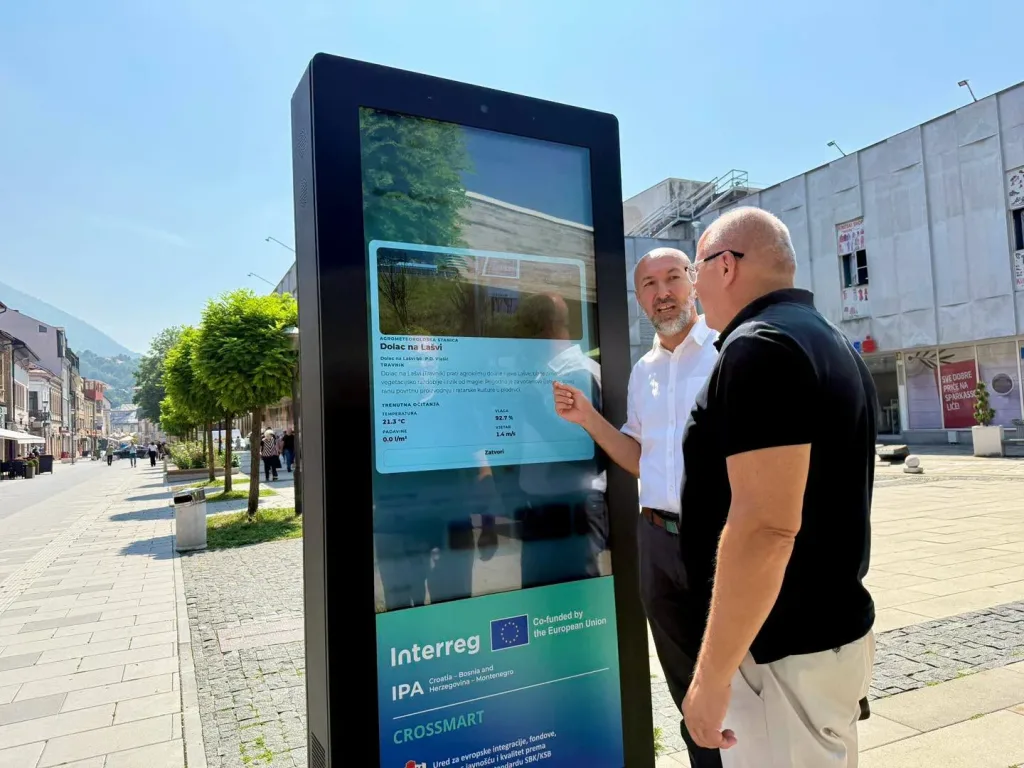 Na Centralnom gradskom trgu u Travniku postavljen savremeni digitalni info totem
