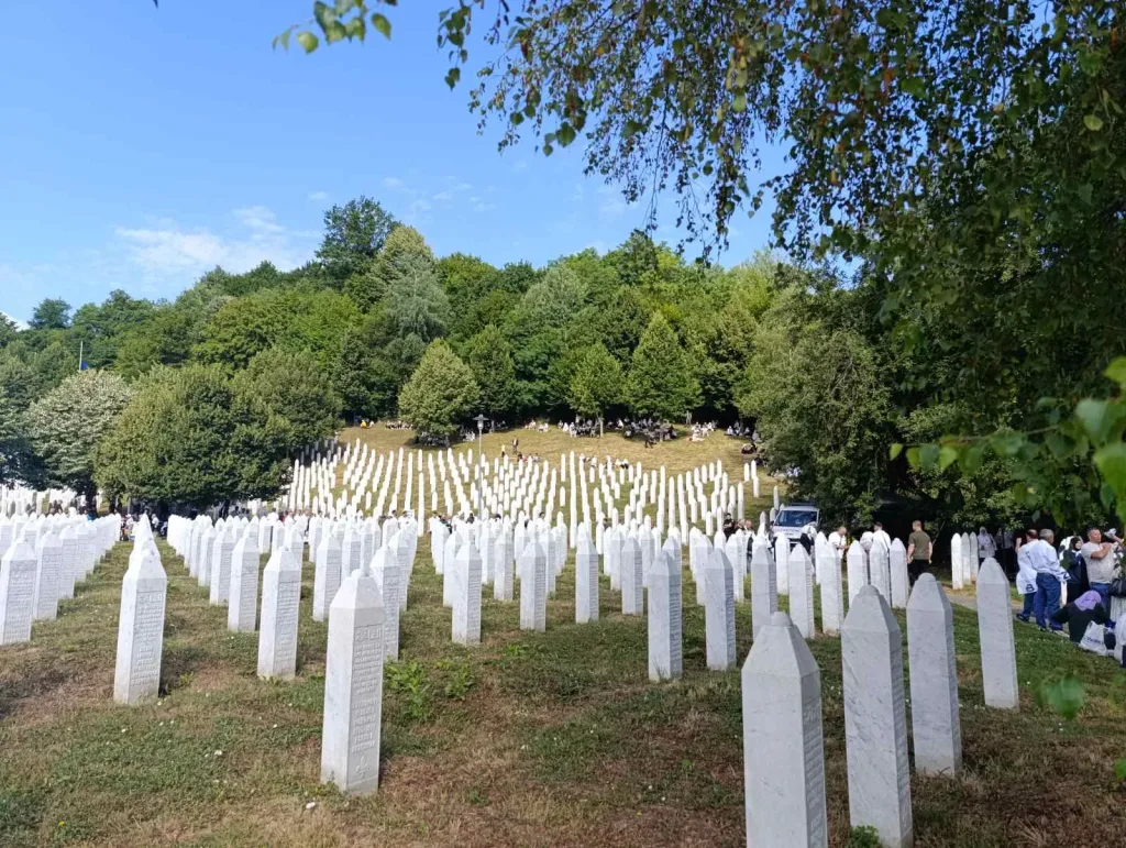 Sjećanje na žrtve genocida u Srebrenici: Dan žalosti u Federaciji BiH i Brčko distriktu