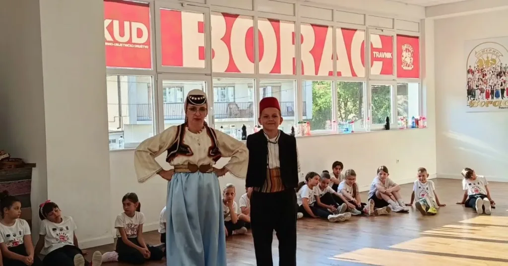 Travnički mališani kroz radionicu učili o bogatstvu tradicionalnih narodnih nošnji