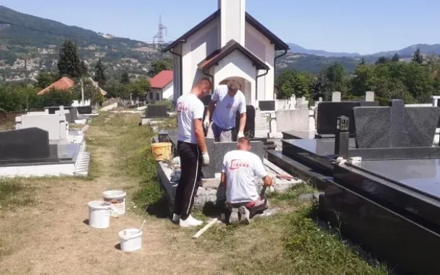 Nakon što su u Travniku oštećeni katolički nadgrobni spomenici, Jasmin besplatno sanirao štetu