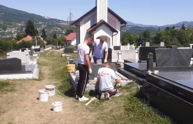 Nakon što su u Travniku oštećeni katolički nadgrobni spomenici, Jasmin besplatno sanirao štetu