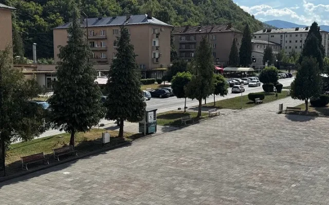 Novi Travnik dobija nove parkovske klupe: Uređuju se postojeće i nove lokacije