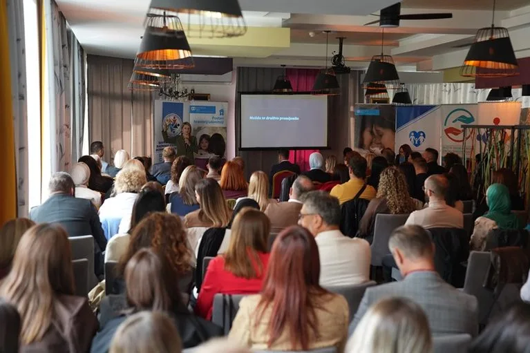 U Travniku održana stručna konferencija: Snažniji sistem podrške porodicama znači sigurnije djetinjstvo