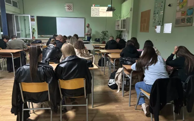 AI u školskoj klupi – pametan pomoćnik ili lijena prečica?